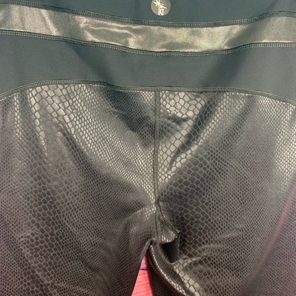 😍Ki PERFORMANCE black python & metallic snakeskin yoga spandex Capris😍 - Picture 13 of 14